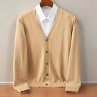 Wyatt | Męski kardigan z kaszmiru z dekoltem w serek i zapięciem na guziki