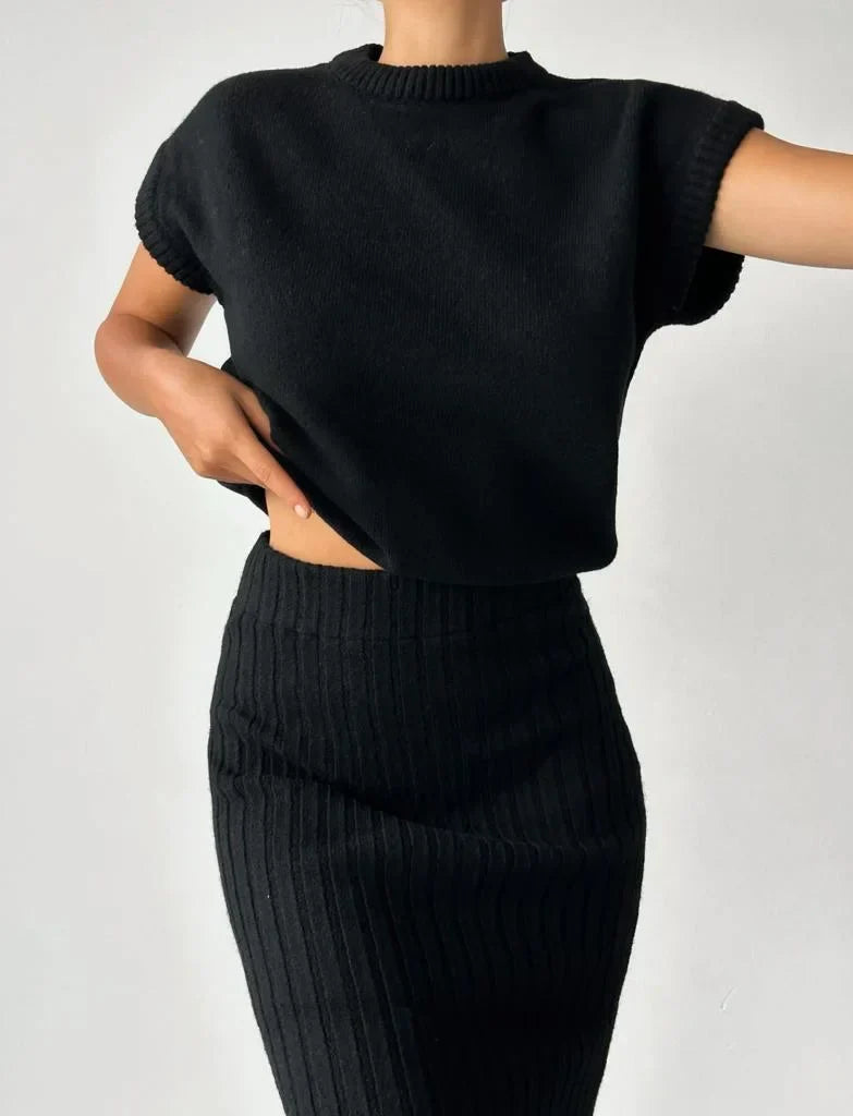 Alina Set | Dzianinowy Zestaw Zimowy z Bezrękawnikiem i Spódnicą w Ponadczasowym Stylu