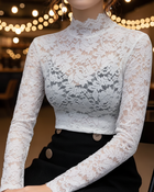 Damebluse med blomster-spids og høj krave – Langærmet, tætsiddende, med bølgekant