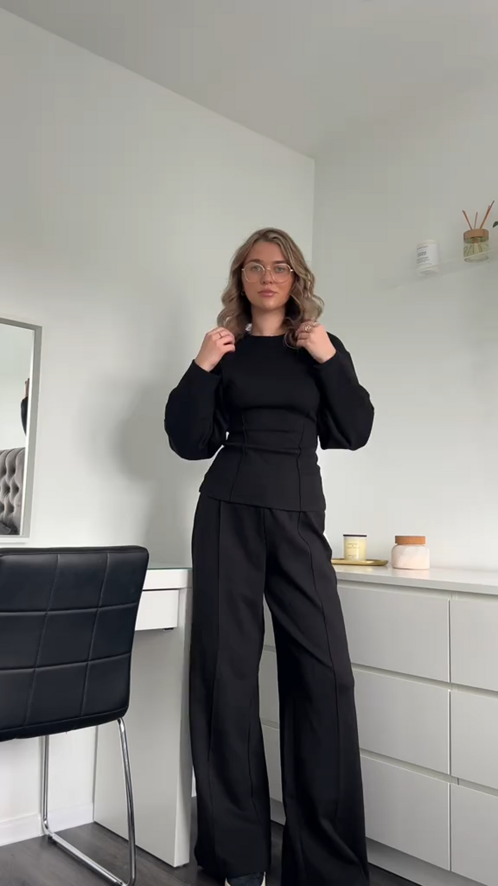 Damski Dwuczęściowy Zestaw Oversized Sweter i Szerokie Spodnie Casual Chic - Łamany Biały / Szary / Czarny - Maelen